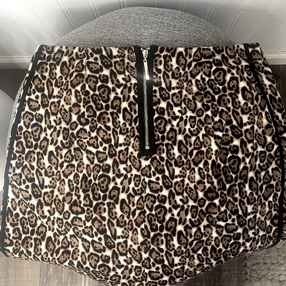 White House Black Market. Cheetah Print Skirt. Size 2. - Picture 1 of 3